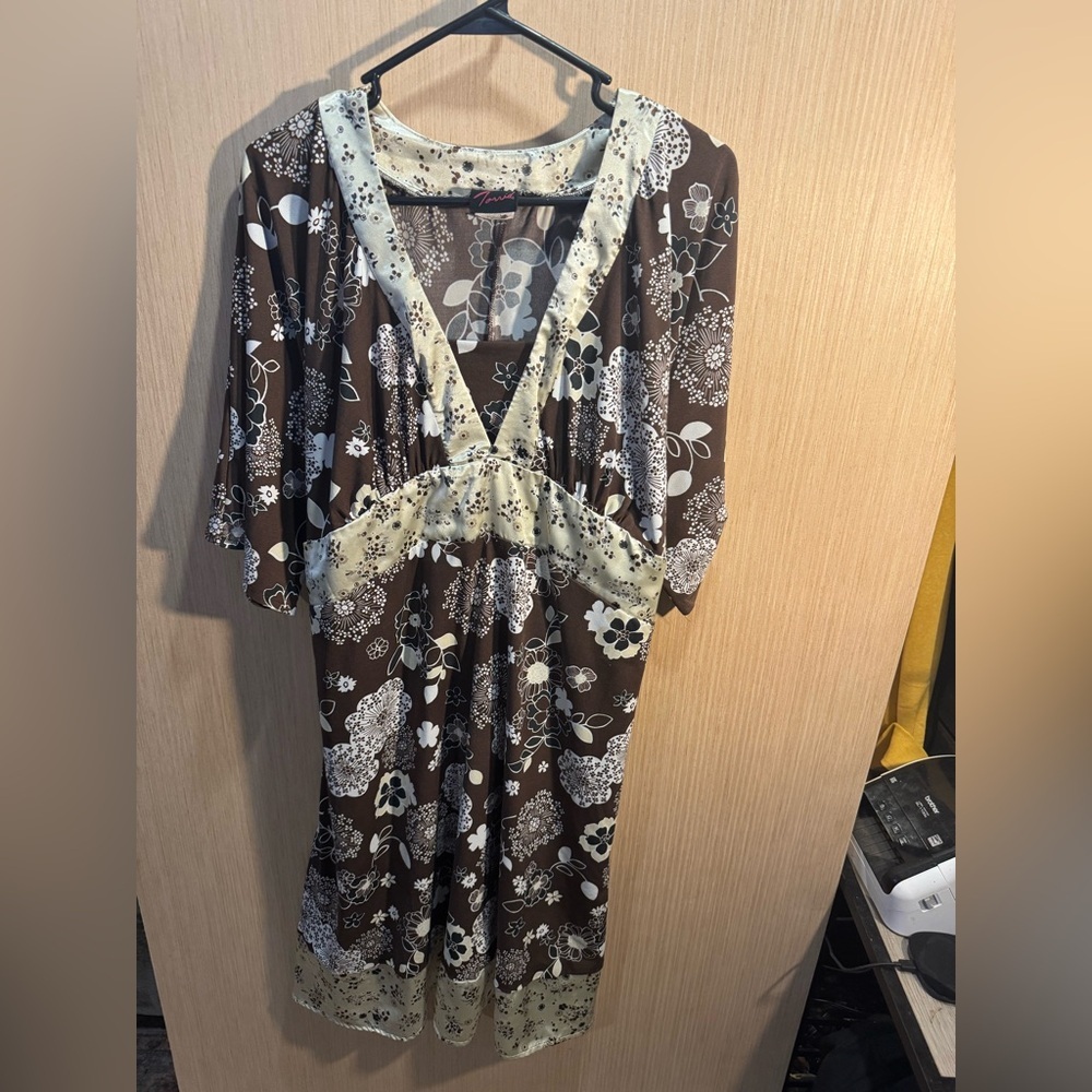 Torrid Brown and Cream Floral V-Neck Tie Waist Dress Size 22